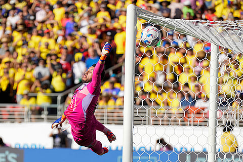 David Ospina fails to stop a free kick from Raphinha